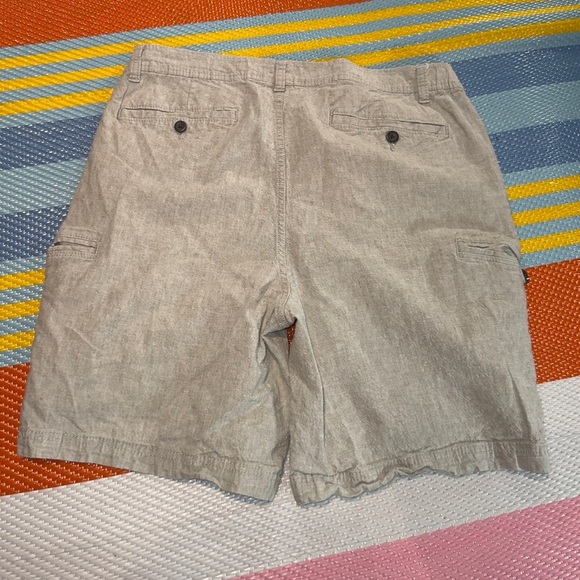 St. John's Bay Light Grey Linen Cargo Shorts Men’s Size 36 - Picture 3 of 3